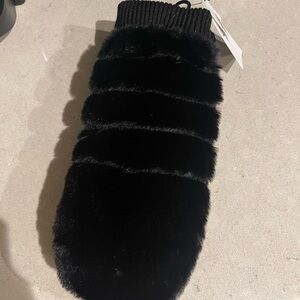 NWT UGG Black Faux Fur Mittens